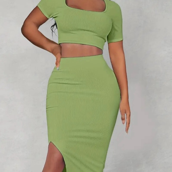 Two piece matching skirt set slight stretch - Picture 1 of 4